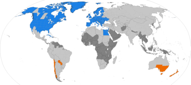 世界地图。欧洲、大部分北美洲、部分南美洲、澳大利亚东南部与少数其他地区实施夏令时间。大部分赤道非洲与其他少数邻近赤道地区从不实施夏令时间。其余地区则曾经实施夏令时间。